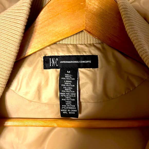 Women’s Hooded Quilted Vest - Picture 4 of 6